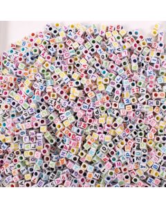 Buchstabenperlen , 6 x 6 mm, weiß mit Farbe